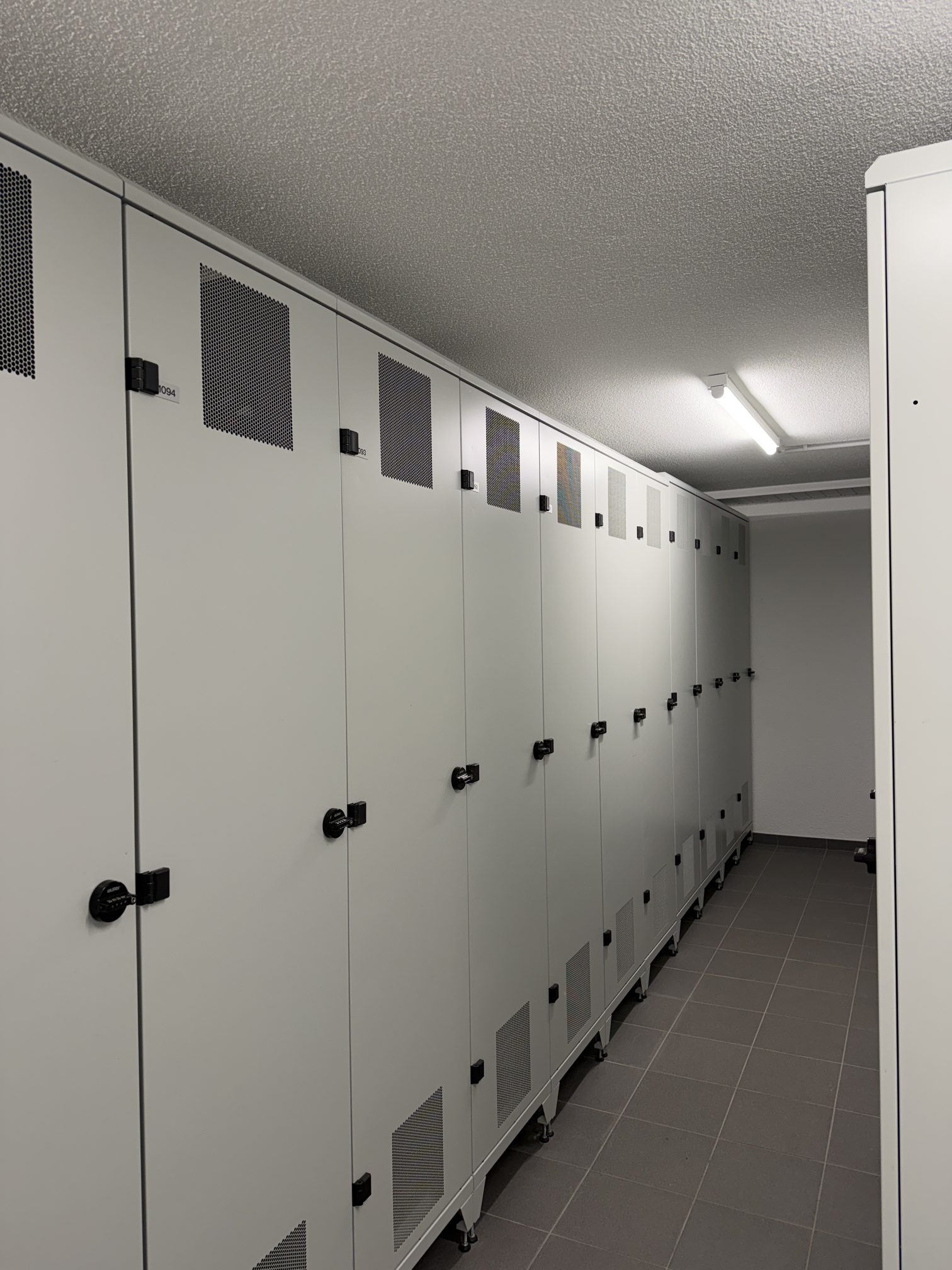 Local à ski — casiers ventilés individuels sécurisés